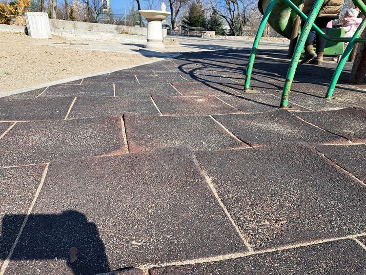 Хасковлийка сигнализира за опасна детска площадка на „Ямача“