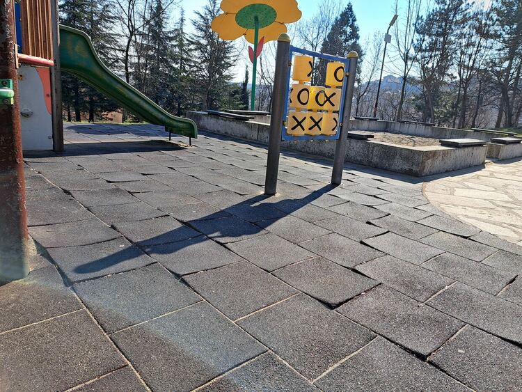 Хасковлийка сигнализира за опасна детска площадка на „Ямача“