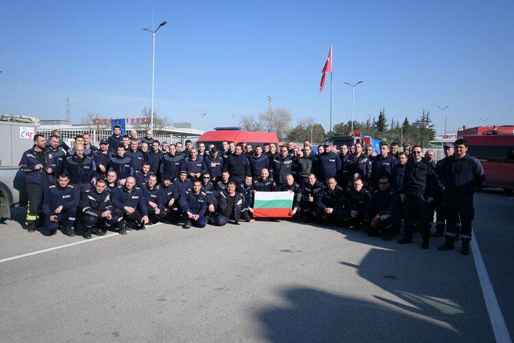 С аплодисменти турците изпращат българските пожарникари след спасителната им мисия в земетръсните зони 