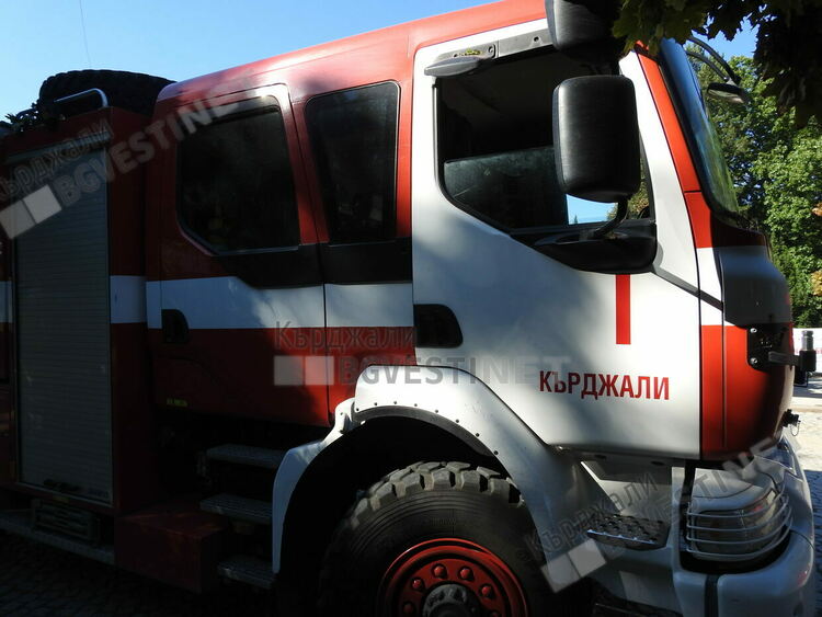 Камион с дърва се запали,машината изгоря,товарът-не