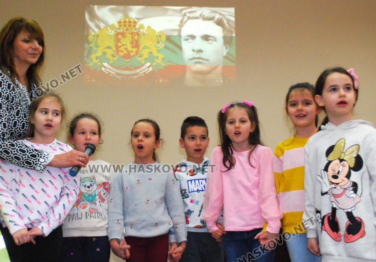 Поднасяне на цветя и открити уроци по родолюбие за Левски в едноименното училище