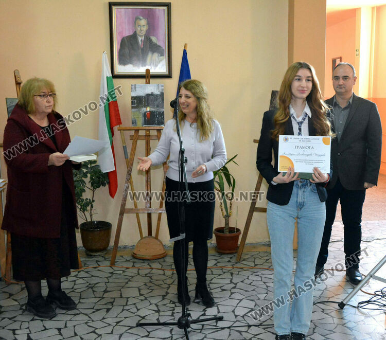 Лилия Иванова с приз „Ученик на годината“ в Езиковата гимназия, наградиха 22 изявени ученици