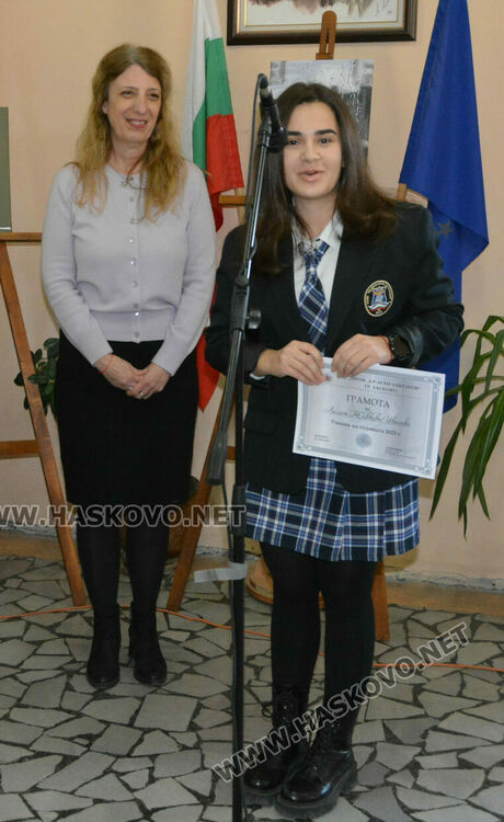 Лилия Иванова с приз „Ученик на годината“ в Езиковата гимназия, наградиха 22 изявени ученици