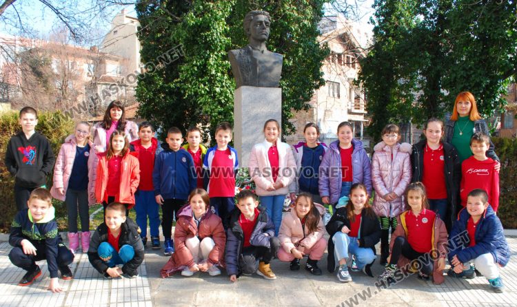 Поднасяне на цветя и открити уроци по родолюбие за Левски в едноименното училище