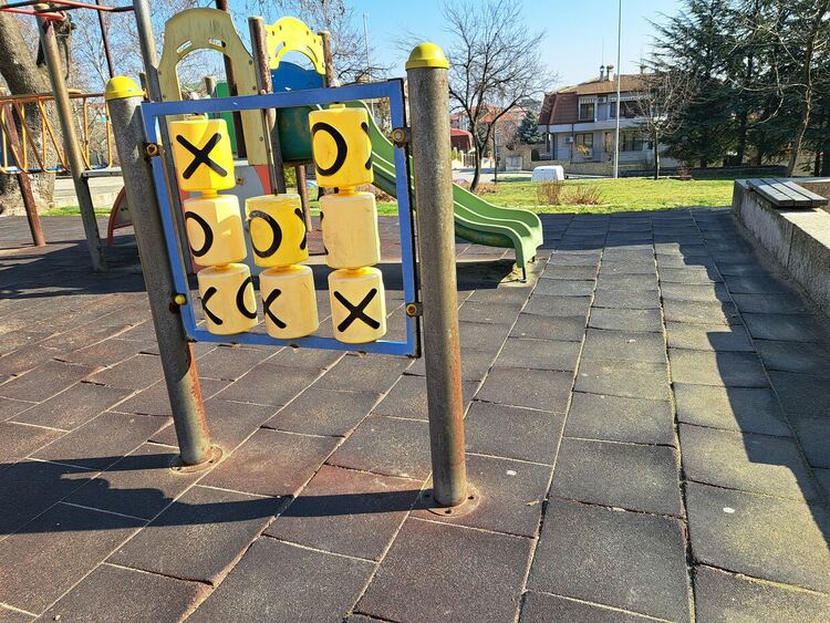 Хасковлийка сигнализира за опасна детска площадка на „Ямача“