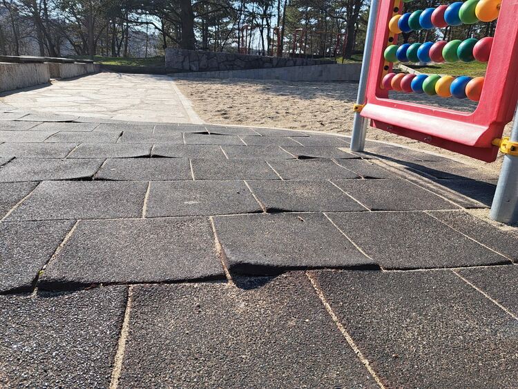 Хасковлийка сигнализира за опасна детска площадка на „Ямача“