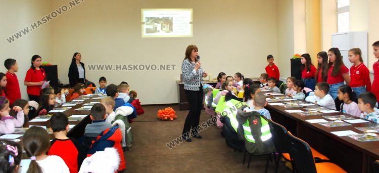 Поднасяне на цветя и открити уроци по родолюбие за Левски в едноименното училище