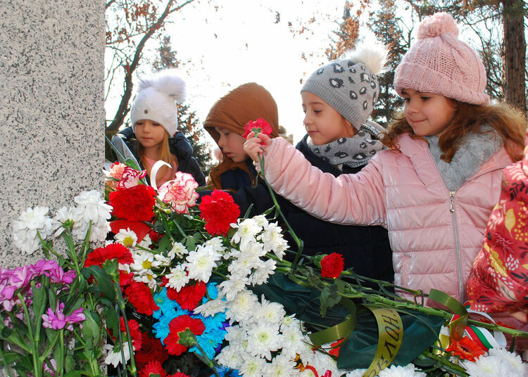 Поднасяне на цветя и открити уроци по родолюбие за Левски в едноименното училище