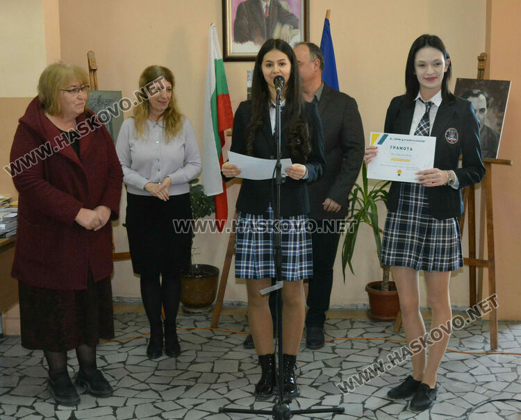 Лилия Иванова с приз „Ученик на годината“ в Езиковата гимназия, наградиха 22 изявени ученици