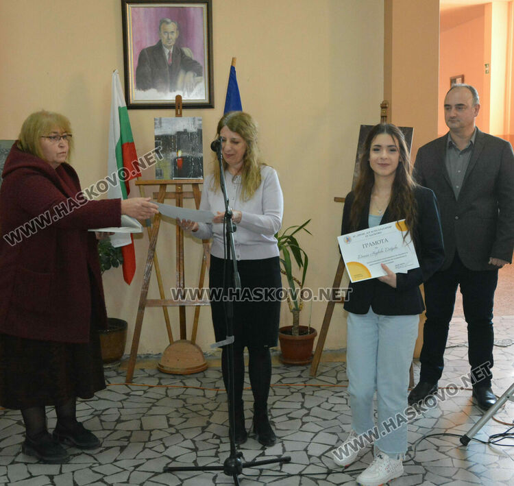 Лилия Иванова с приз „Ученик на годината“ в Езиковата гимназия, наградиха 22 изявени ученици