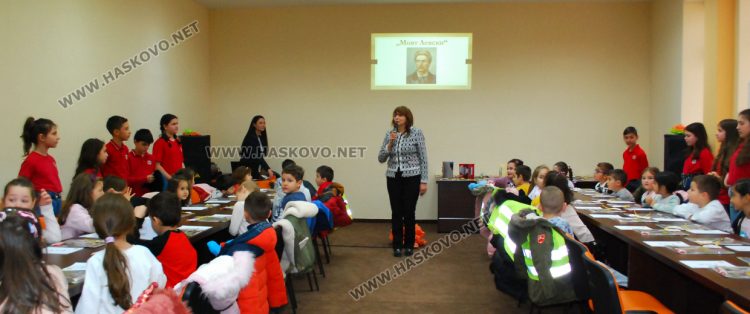 Поднасяне на цветя и открити уроци по родолюбие за Левски в едноименното училище