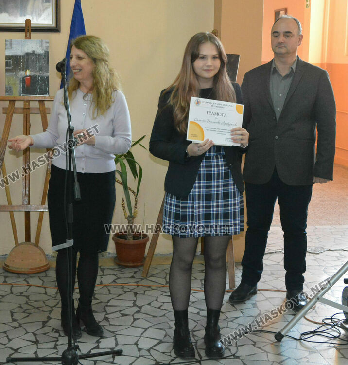 Лилия Иванова с приз „Ученик на годината“ в Езиковата гимназия, наградиха 22 изявени ученици