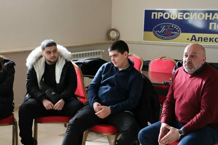 Ученици от Гимназията по туризъм се включиха в дискусия за зависимостите