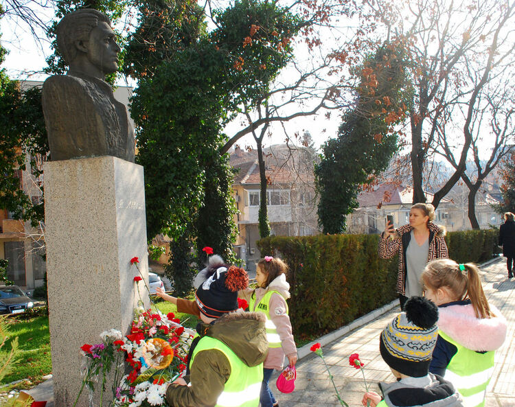 Поднасяне на цветя и открити уроци по родолюбие за Левски в едноименното училище