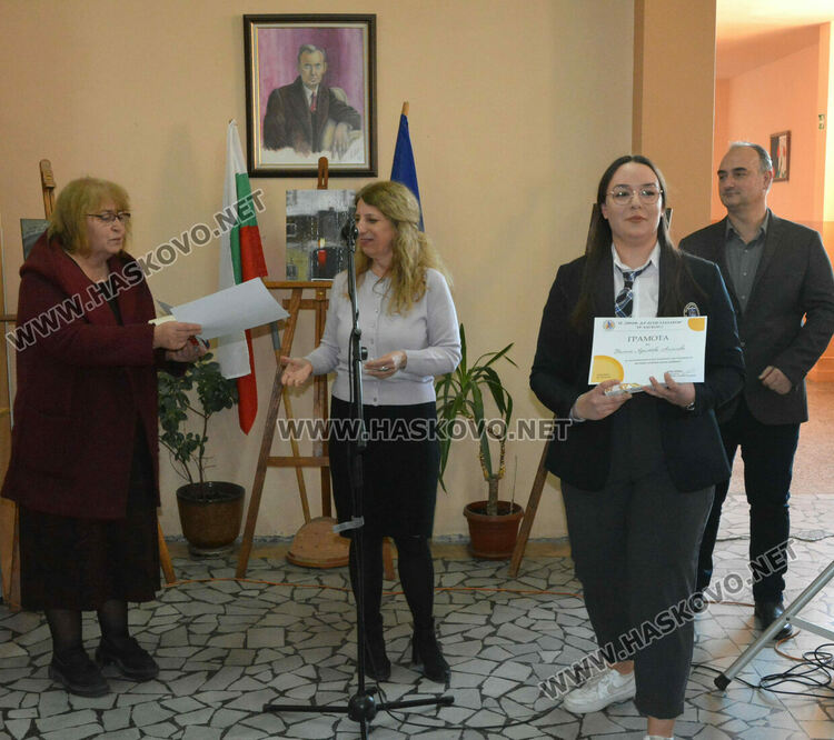 Лилия Иванова с приз „Ученик на годината“ в Езиковата гимназия, наградиха 22 изявени ученици