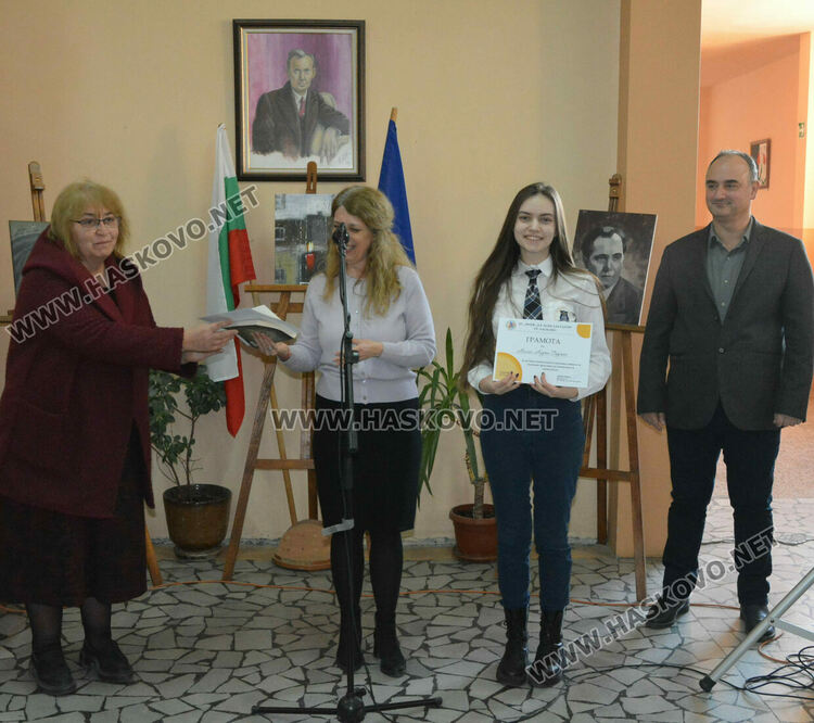 Лилия Иванова с приз „Ученик на годината“ в Езиковата гимназия, наградиха 22 изявени ученици