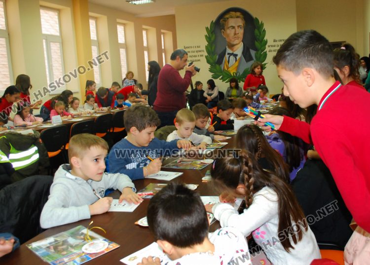 Поднасяне на цветя и открити уроци по родолюбие за Левски в едноименното училище