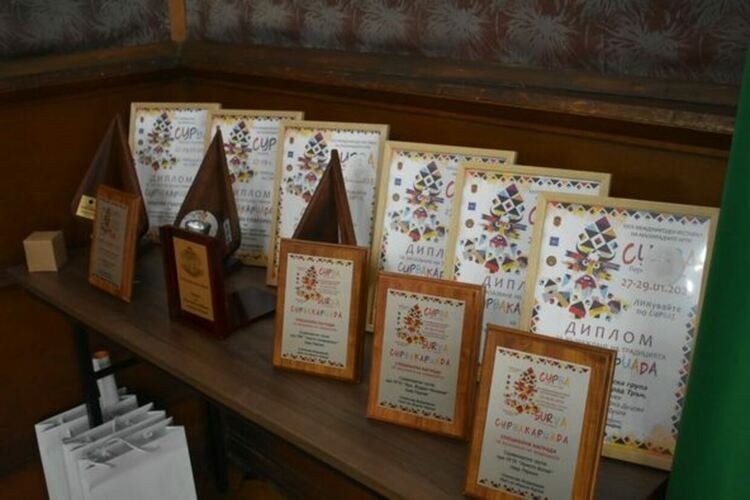  Бяха връчени наградите на ученическите групи отличени в XII Младежко маскарадно дефиле &bdquo;Сурвакариада&ldquo; 2023