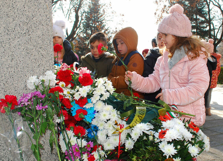 Поднасяне на цветя и открити уроци по родолюбие за Левски в едноименното училище