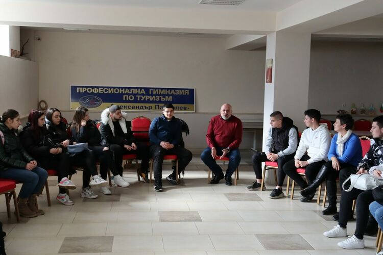Ученици от Гимназията по туризъм се включиха в дискусия за зависимостите