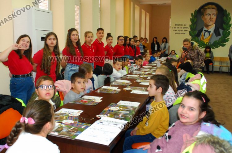 Поднасяне на цветя и открити уроци по родолюбие за Левски в едноименното училище