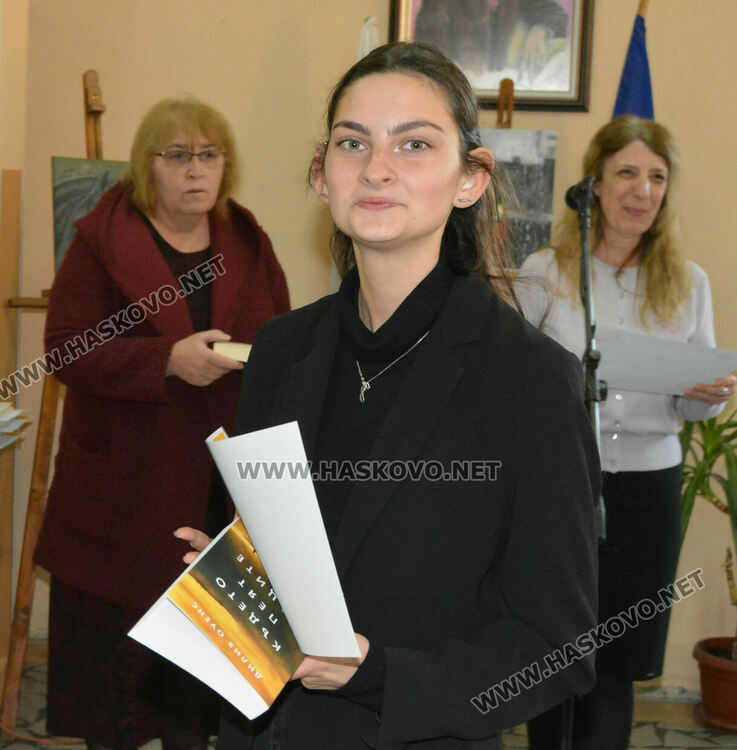 Лилия Иванова с приз „Ученик на годината“ в Езиковата гимназия, наградиха 22 изявени ученици