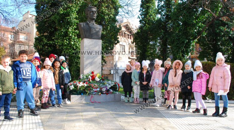 Поднасяне на цветя и открити уроци по родолюбие за Левски в едноименното училище