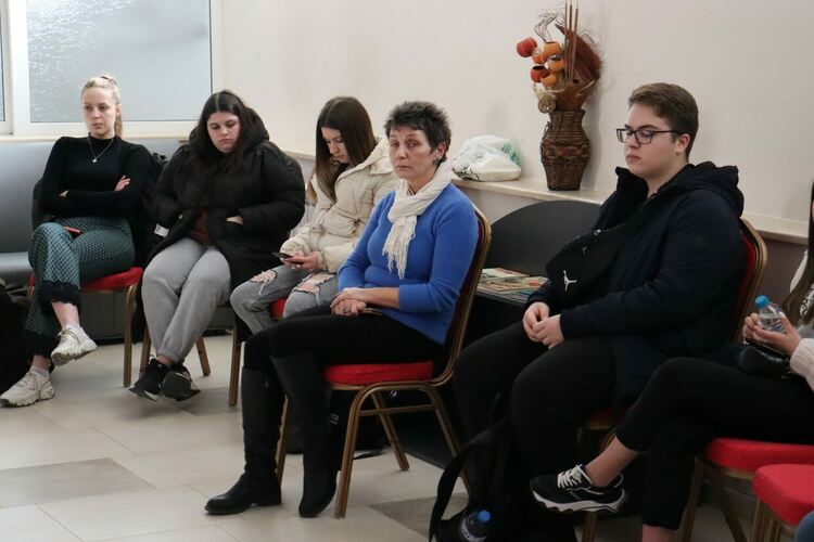 Ученици от Гимназията по туризъм се включиха в дискусия за зависимостите