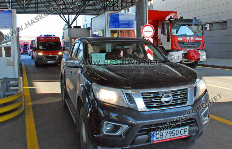 С аплодисменти турците изпращат българските пожарникари след спасителната им мисия в земетръсните зони 