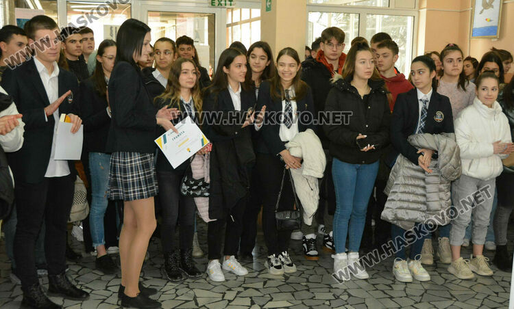 Лилия Иванова с приз „Ученик на годината“ в Езиковата гимназия, наградиха 22 изявени ученици