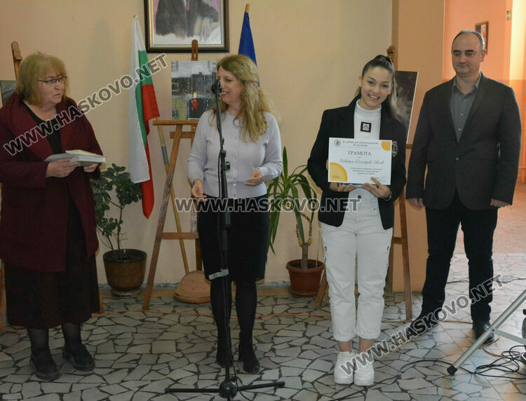 Лилия Иванова с приз „Ученик на годината“ в Езиковата гимназия, наградиха 22 изявени ученици
