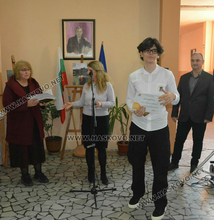 Лилия Иванова с приз „Ученик на годината“ в Езиковата гимназия, наградиха 22 изявени ученици