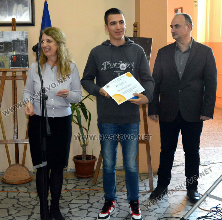 Лилия Иванова с приз „Ученик на годината“ в Езиковата гимназия, наградиха 22 изявени ученици