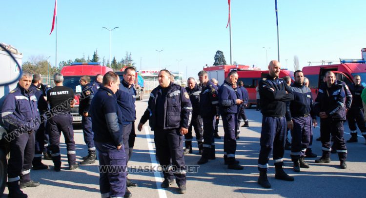 С аплодисменти турците изпращат българските пожарникари след спасителната им мисия в земетръсните зони 