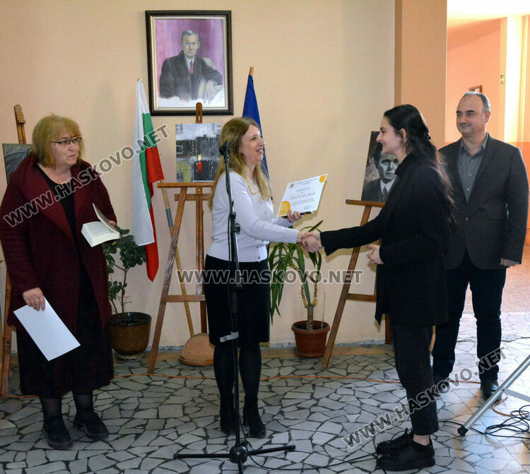 Лилия Иванова с приз „Ученик на годината“ в Езиковата гимназия, наградиха 22 изявени ученици