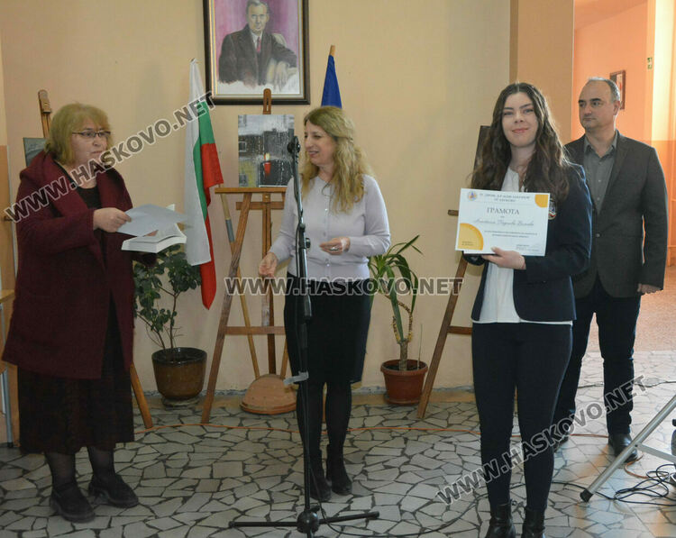 Лилия Иванова с приз „Ученик на годината“ в Езиковата гимназия, наградиха 22 изявени ученици