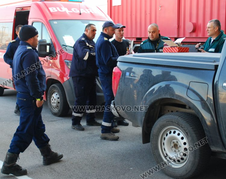 С аплодисменти турците изпращат българските пожарникари след спасителната им мисия в земетръсните зони 