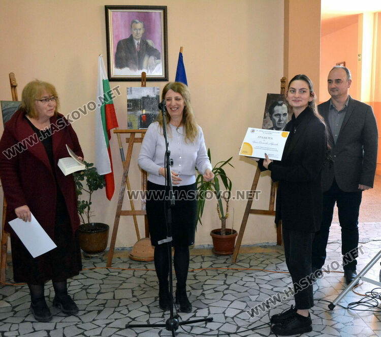 Лилия Иванова с приз „Ученик на годината“ в Езиковата гимназия, наградиха 22 изявени ученици