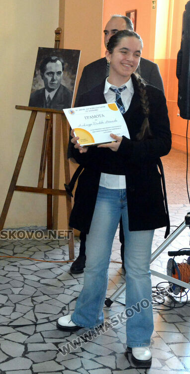 Лилия Иванова с приз „Ученик на годината“ в Езиковата гимназия, наградиха 22 изявени ученици
