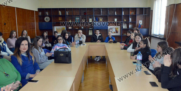 Наградиха 24 ученици в конкурса за есе и презентация „Завещано от Апостола“