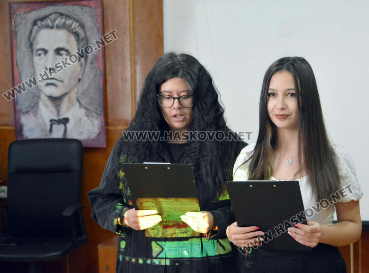 Наградиха 24 ученици в конкурса за есе и презентация „Завещано от Апостола“
