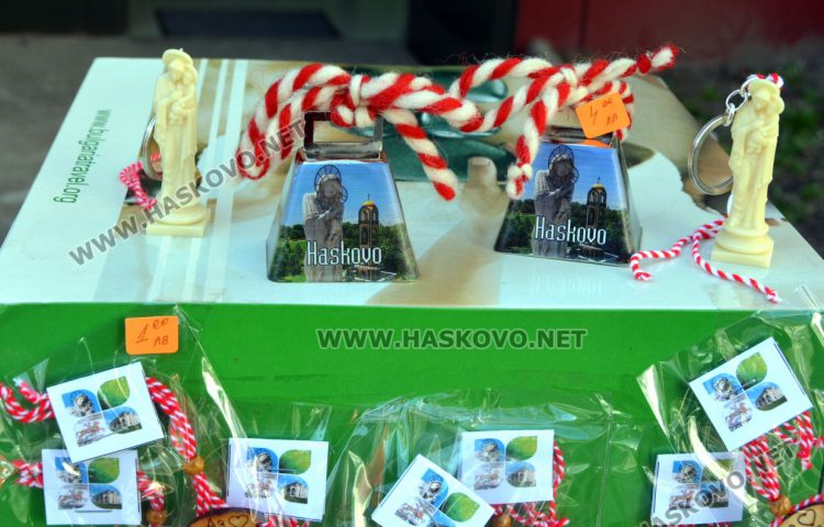 Туристическият център предлага мартеници със символите на Хасково 