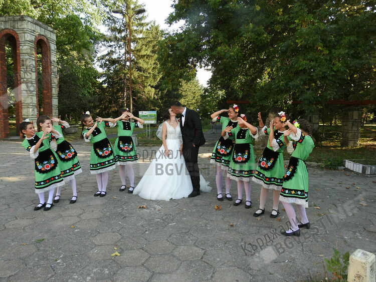 Кърджалийци предпочитат да се женят в чужбина,  тук през 2022 г. са сключени едва 260 брака