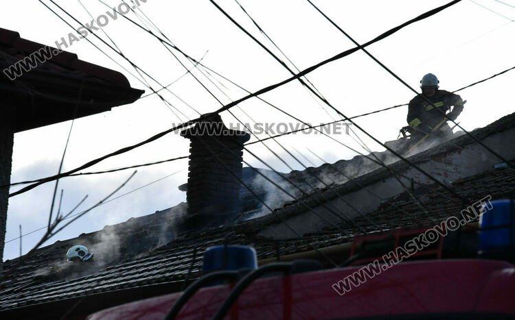 Пожар избухна в 3-етажна къща в Хасково, евакуираха обитателите