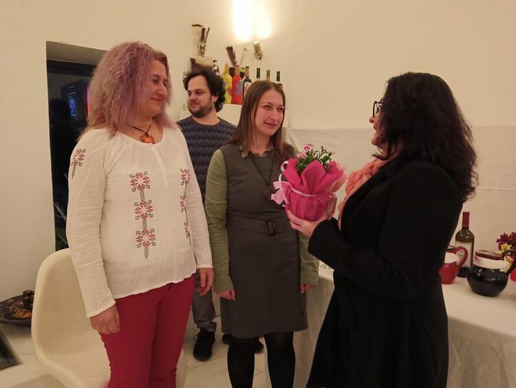 Първомайски художнички откриха изложба в Свиленград