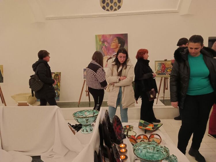 Първомайски художнички откриха изложба в Свиленград