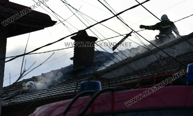 Пожар избухна в 3-етажна къща в Хасково, евакуираха обитателите