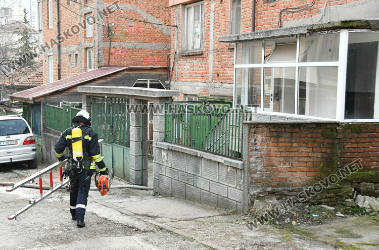 Пожар избухна в 3-етажна къща в Хасково, евакуираха обитателите