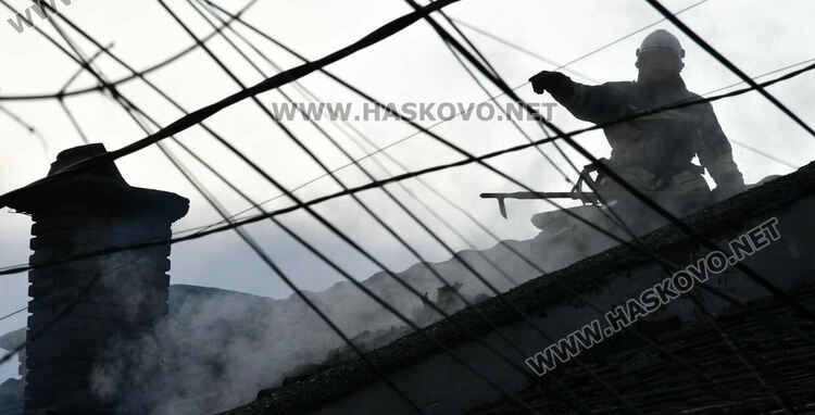 Пожар избухна в 3-етажна къща в Хасково, евакуираха обитателите