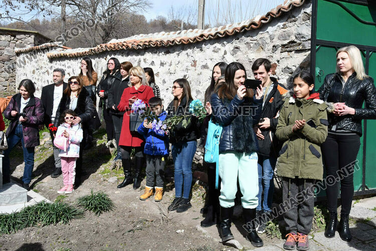 Откриха паметна плоча на Васил Левски в двора на църквата в Гарваново